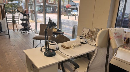 Binnenkant van Nails & More by Tanja in Veldhoven, Noord-Brabant, NL met nagelverzorging en apparatuur.