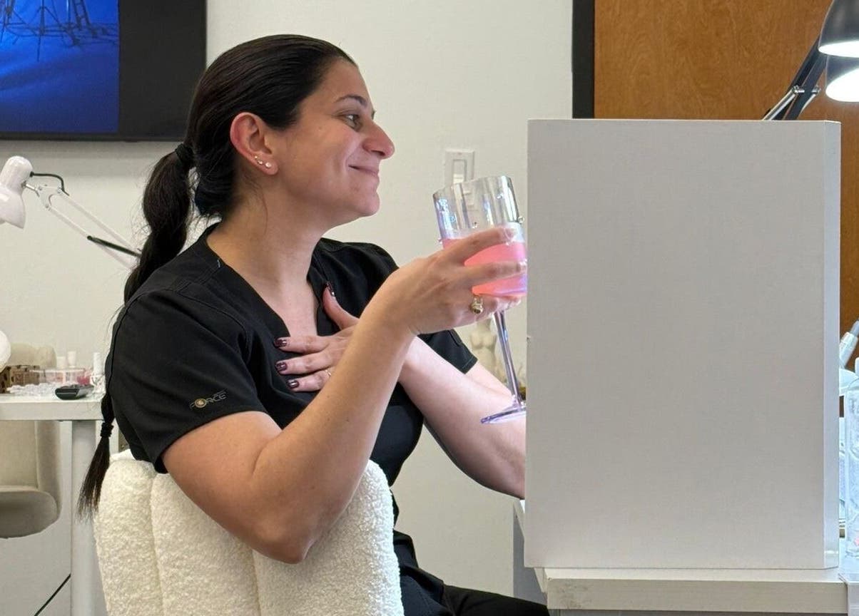 Cliente disfrutando en Nailsbyenifer, Memphis, Tennessee, US, con bebida rosa en mano.