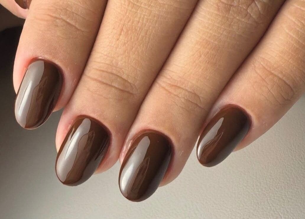 Manicura color chocolate en Nailsbyenifer, Memphis, Tennessee, US.