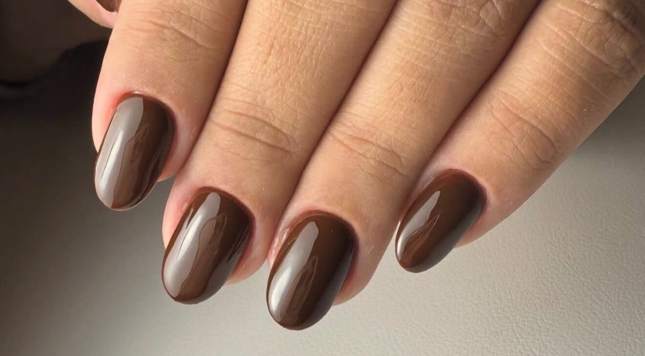 Manicura color chocolate en Nailsbyenifer, Memphis, Tennessee, US.