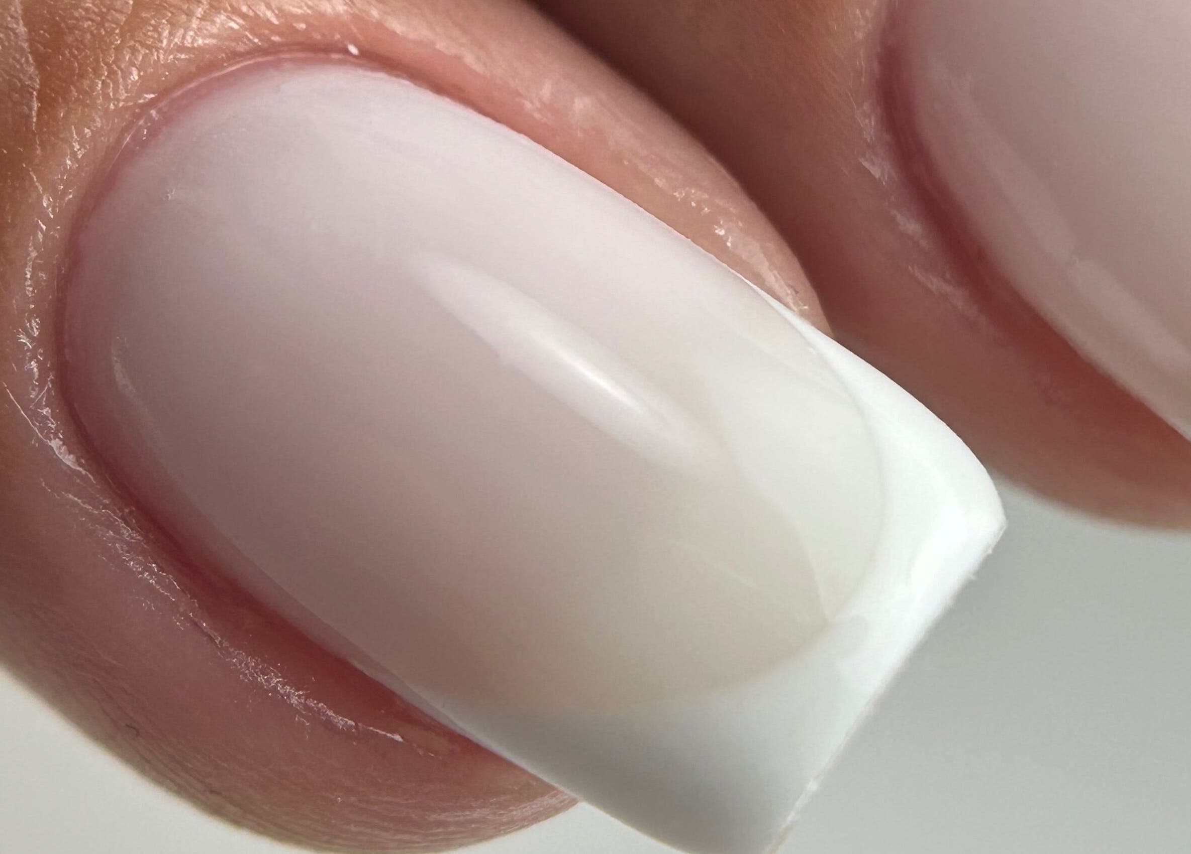 Manicura francesa en Nailsbyenifer, Memphis, Tennessee, US, mostrando un elegante acabado.