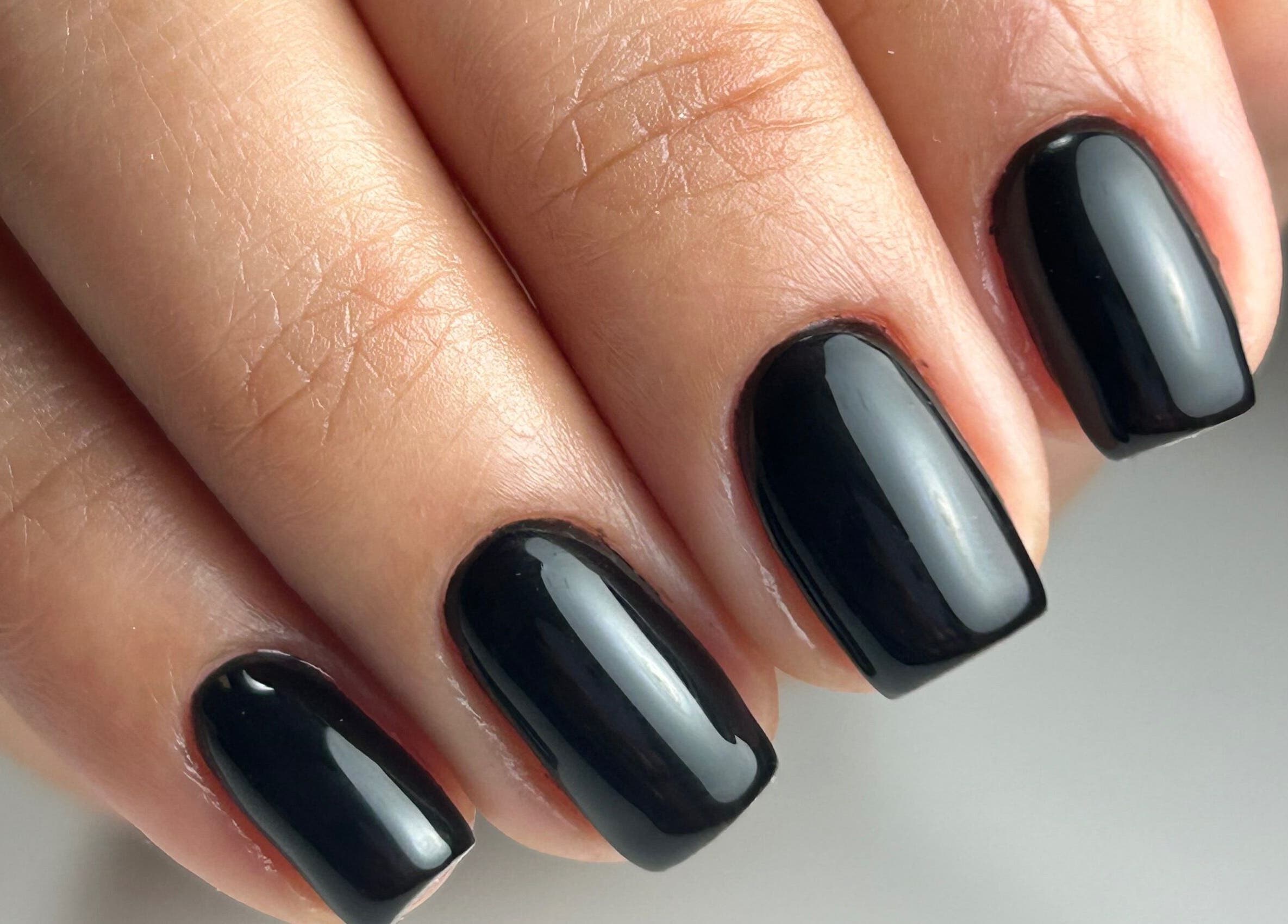 Uñas negras brillantes en Nailsbyenifer, Memphis, Tennessee, US. Perfecto para un look sofisticado.