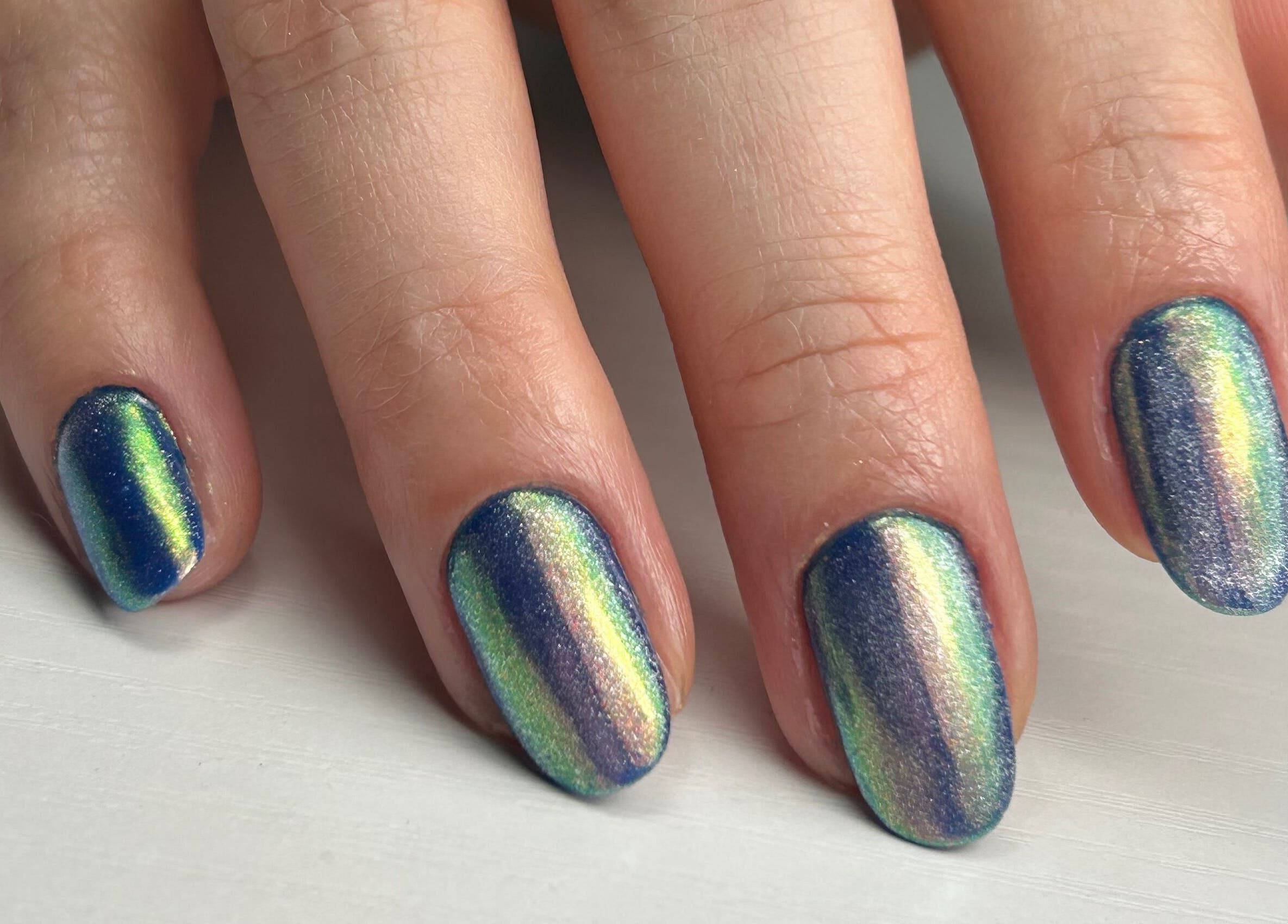 Uñas con diseño iridiscente en Nailsbyenifer, Memphis, Tennessee, US.