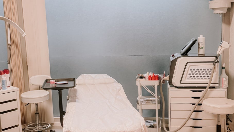 Behandlungsraum bei Pink Flamingo Beauty, Neuenegg, Bern, CH mit moderner Ausstattung und bequemer Liege.