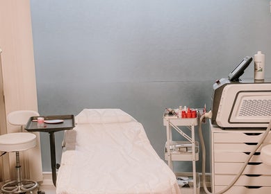 Behandlungsraum bei Pink Flamingo Beauty, Neuenegg, Bern, CH mit moderner Ausstattung und bequemer Liege.