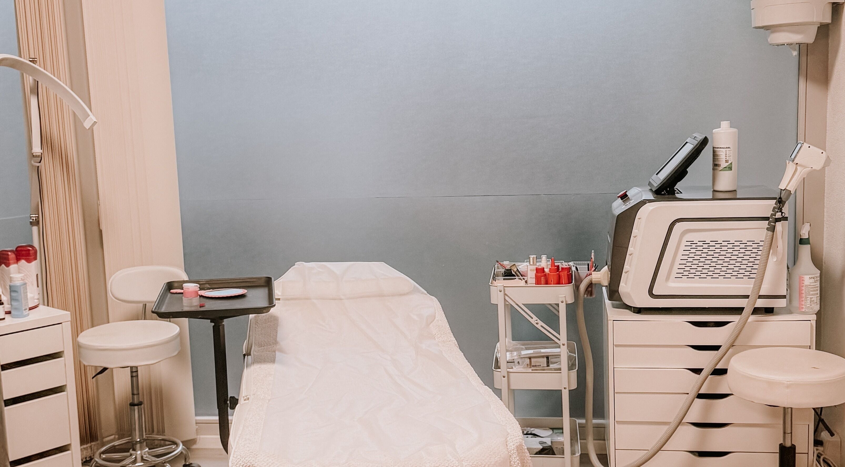 Behandlungsraum bei Pink Flamingo Beauty, Neuenegg, Bern, CH mit moderner Ausstattung und bequemer Liege.