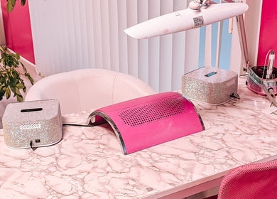Maniküretisch bei Pink Flamingo Beauty, Neuenegg, Bern, CH, mit schicker Einrichtung und rosa Akzenten.