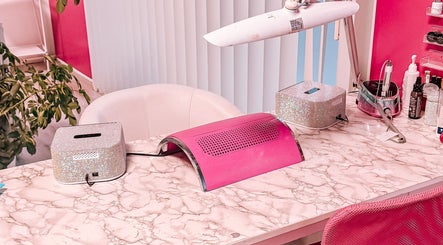 Maniküretisch bei Pink Flamingo Beauty, Neuenegg, Bern, CH, mit schicker Einrichtung und rosa Akzenten.