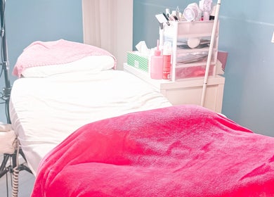 Behandlungsliege bei Pink Flamingo Beauty, Neuenegg, Bern, CH, mit rosa Decke für Wellness.