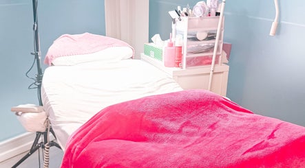 Behandlungsliege bei Pink Flamingo Beauty, Neuenegg, Bern, CH, mit rosa Decke für Wellness.