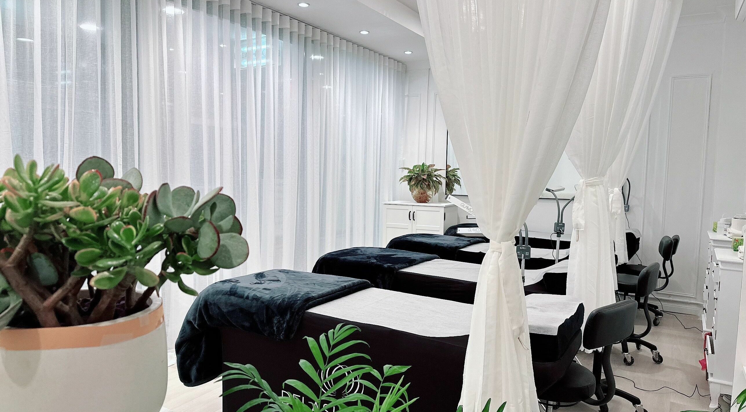 Sophisticated interior of DE LASH DOUBLE BAY in Double Bay, New South Wales, AU, showcasing luxurious beauty beds.