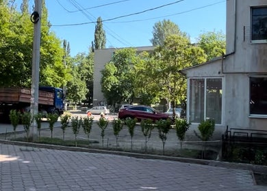 Intrare elegantă la Josan_barber_style, Chișinău, Chișinău, MD, înconjurată de verdeață.