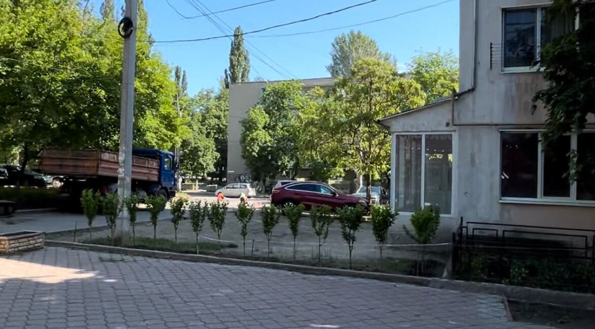 Intrare elegantă la Josan_barber_style, Chișinău, Chișinău, MD, înconjurată de verdeață.