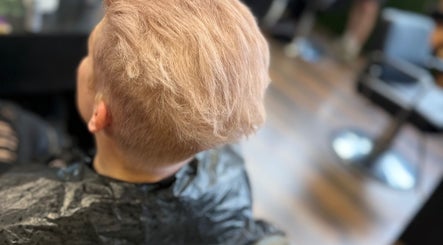 Shear Elegance Hair Studio, bilde 2