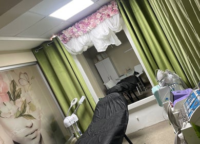 Sala de tratamientos en Estética Méndez, San José, San José, CR, con decoración floral y camilla.