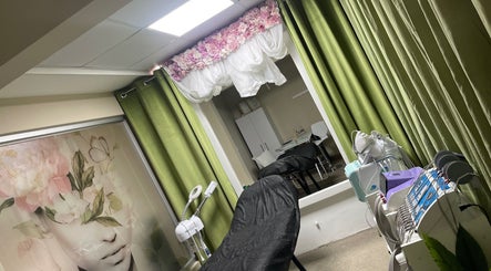Sala de tratamientos en Estética Méndez, San José, San José, CR, con decoración floral y camilla.