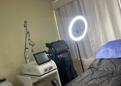 Sala de tratamiento moderna en Estética Méndez, San José, San José, CR, con equipos avanzados.