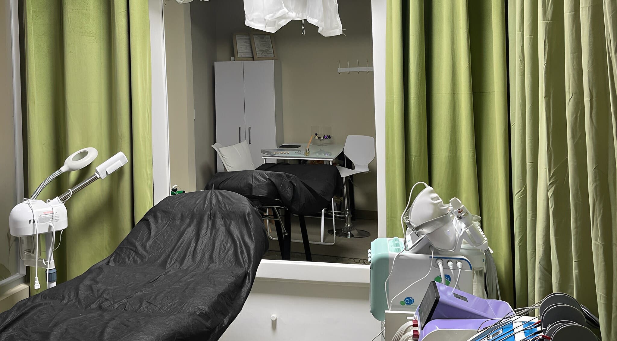 Cabina de tratamiento en Estética Méndez, San José, San José, CR, equipada para terapias estéticas.