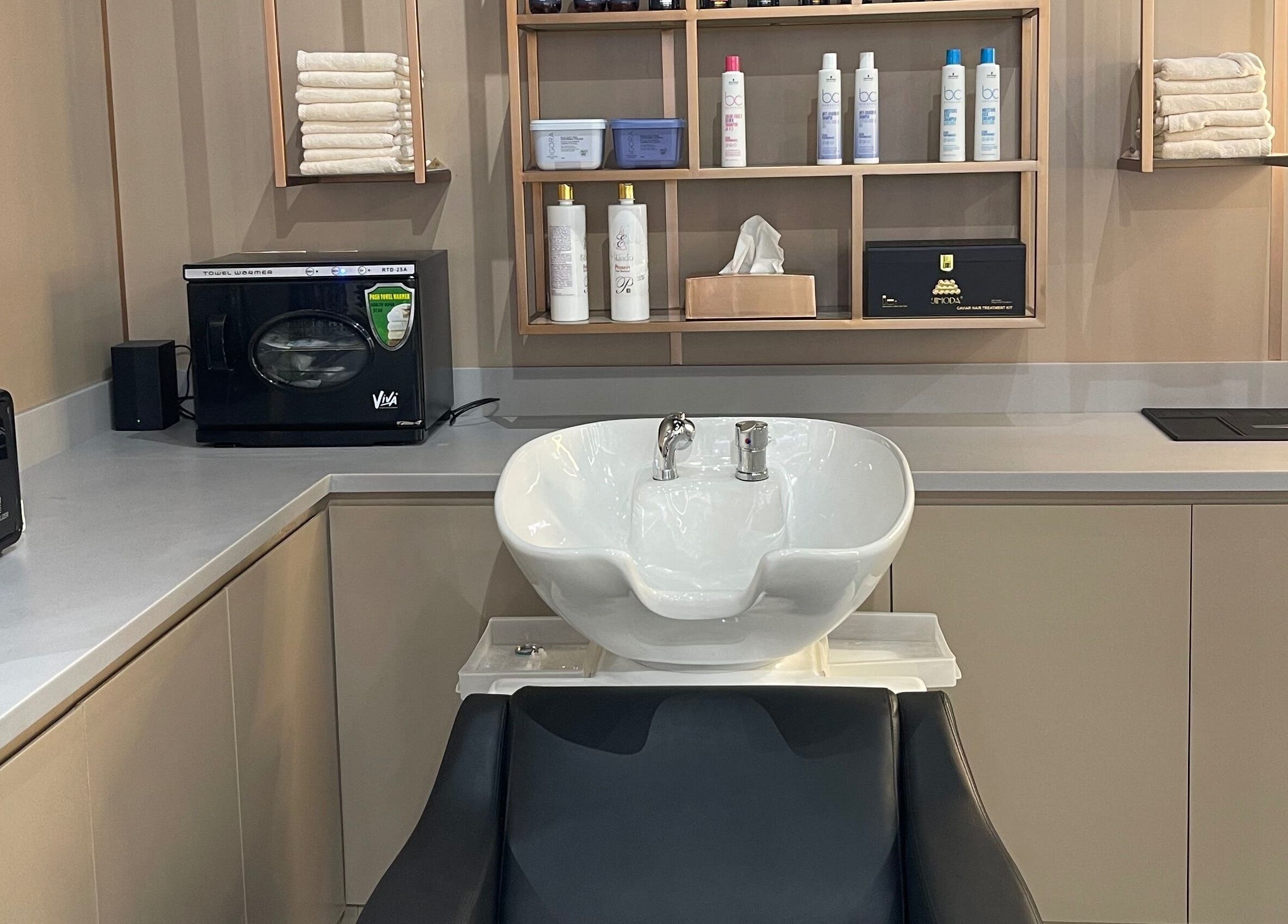 Modern hair wash station at Estilo Urbano Gents Salon, Umm Al Quwain, AE, showing sleek sink and products.