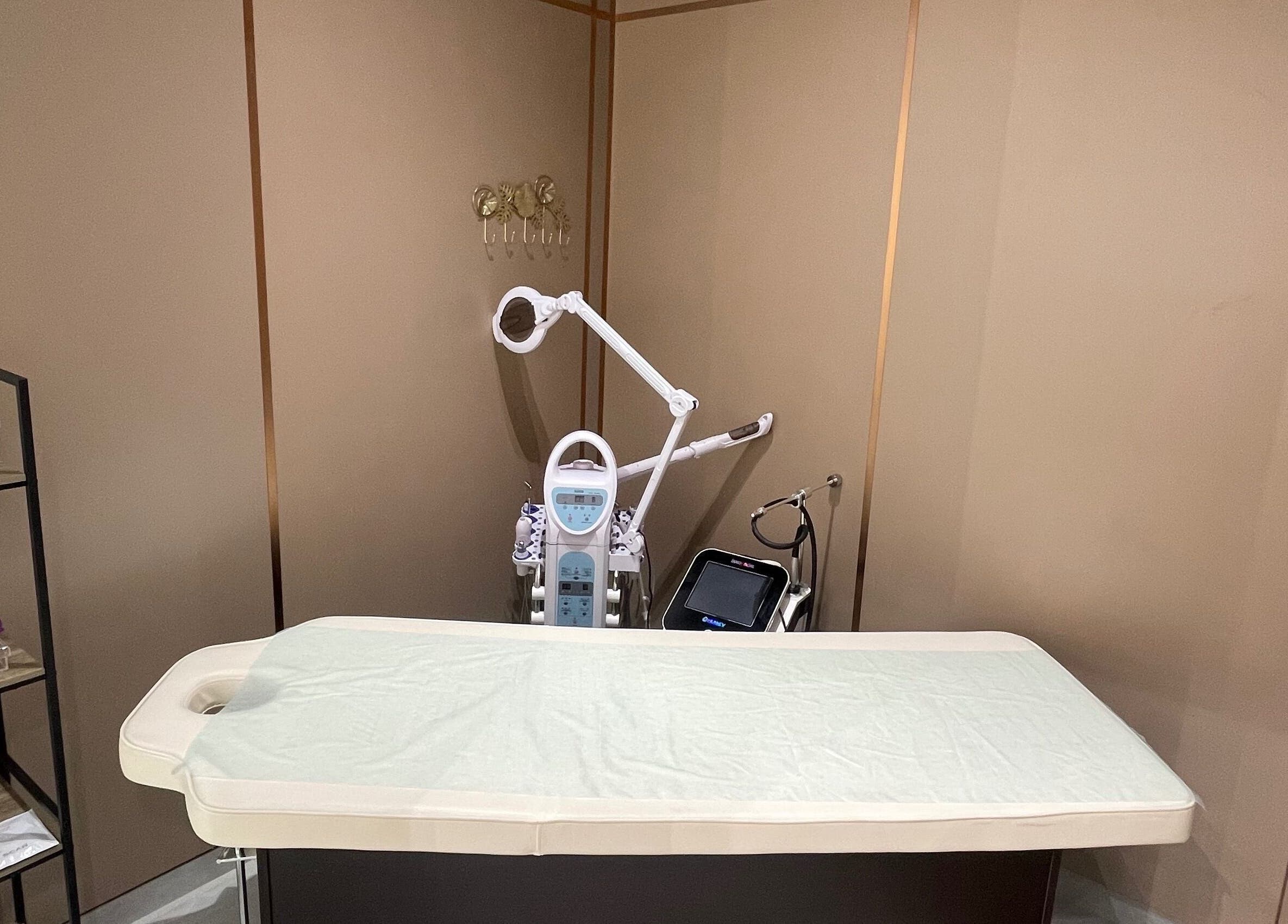 Estilo Urbano Gents Salon in Umm Al Quwain offers a serene massage room with modern equipment.