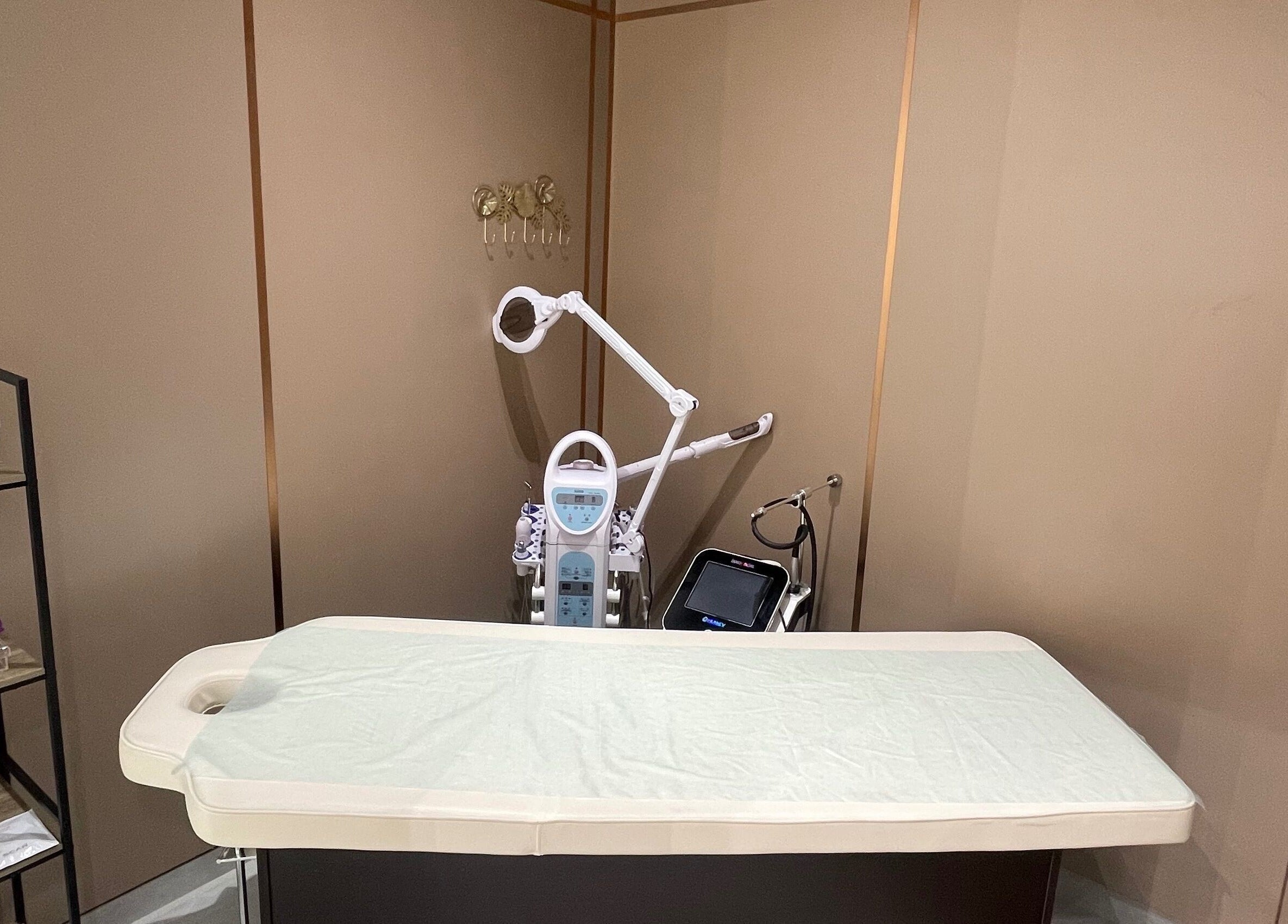 Estilo Urbano Gents Salon in Umm Al Quwain offers a serene massage room with modern equipment.