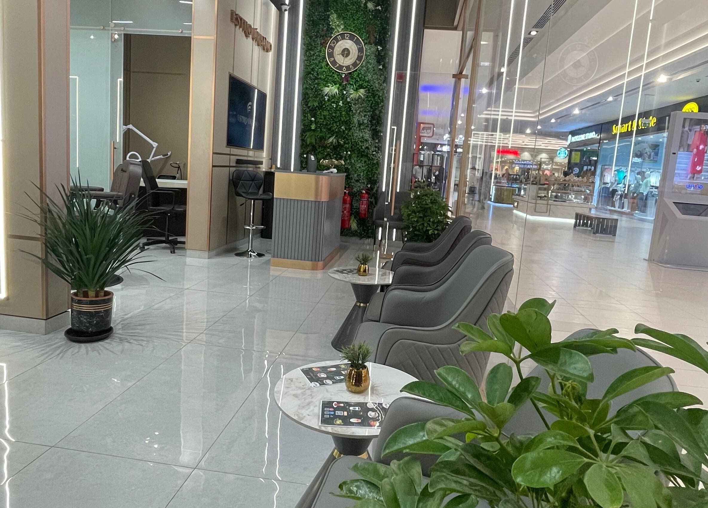 Estilo Urbano Gents Salon in Umm Al Quwain offers a stylish lounge with modern decor and plush seating for clients.