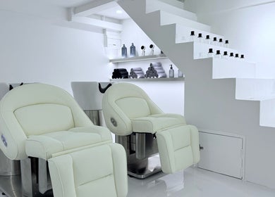 Luxurious chairs in Twenty.Two Cut & Facial Premium Barbershop, Krung Thep Maha Nakhon, TH, ideal for relaxation.