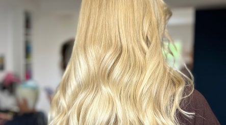 Courtney Louise hair