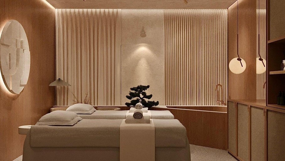 Camera de masaj relaxantă de la Hanami Spa, București, București, RO, cu decor elegant și atmosferă zen.