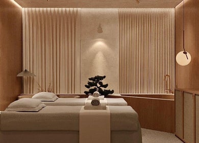 Camera de masaj relaxantă de la Hanami Spa, București, București, RO, cu decor elegant și atmosferă zen.