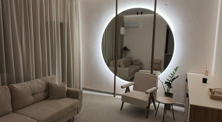 Interior elegant la Hanami Spa, București, București, RO cu oglindă iluminată și mobilier confortabil.