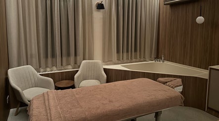 Cameră de relaxare la Hanami Spa, București, București, RO, cu pat masaj și cadă elegantă.