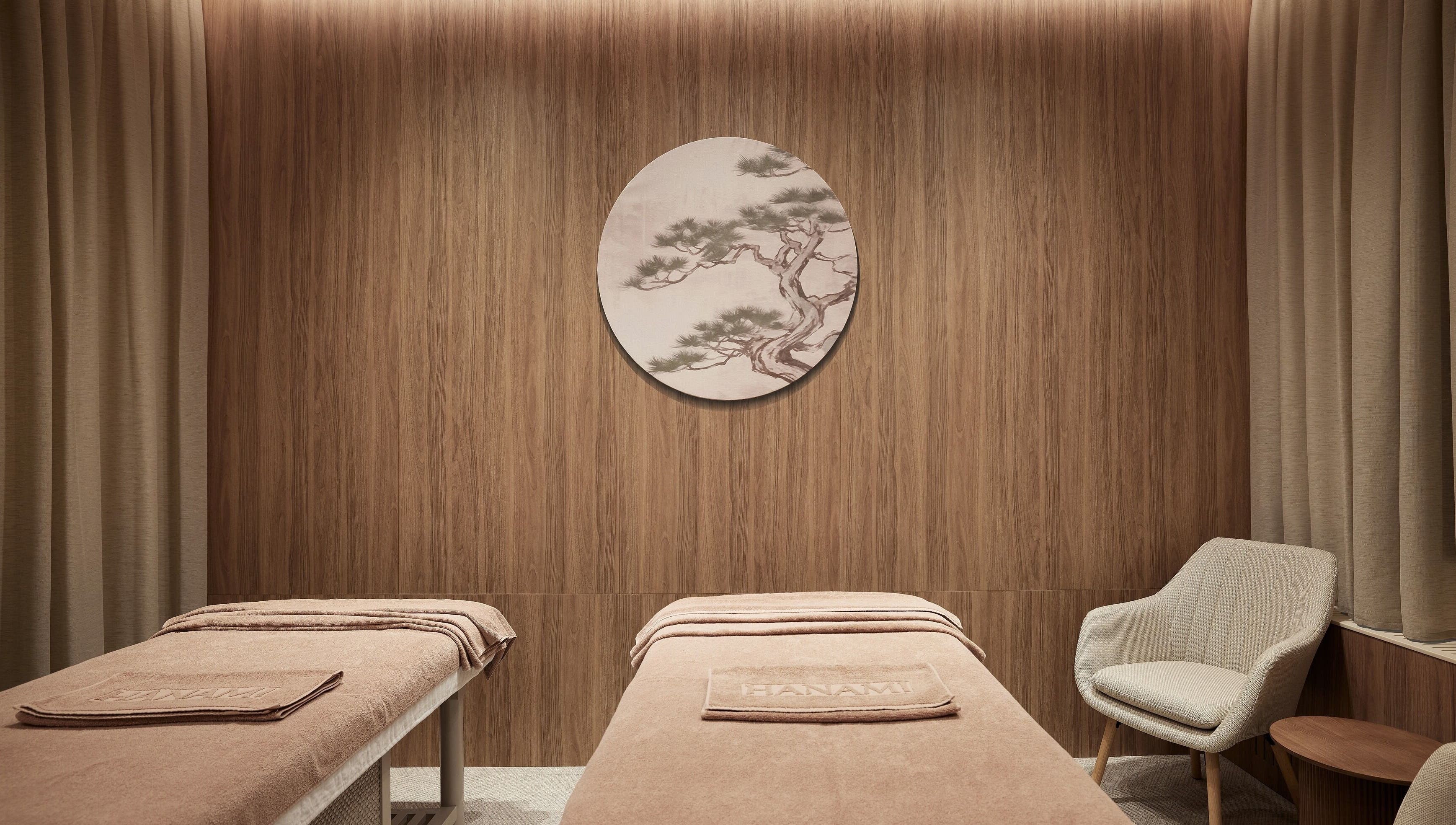 Sala de masaj elegantă la Hanami Spa, București, București, RO cu decor din lemn și masă confortabilă.