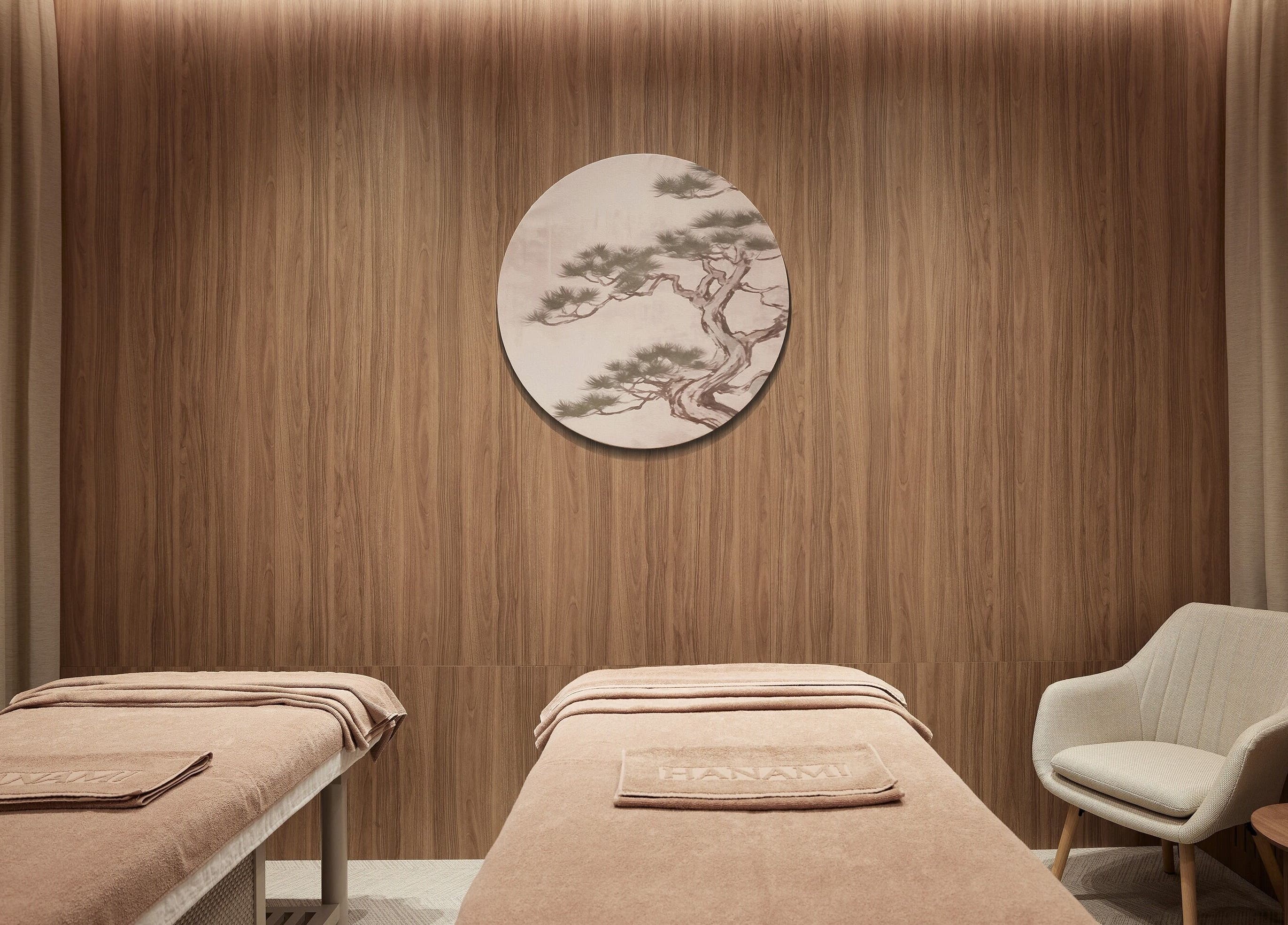 Sala de masaj elegantă la Hanami Spa, București, București, RO cu decor din lemn și masă confortabilă.