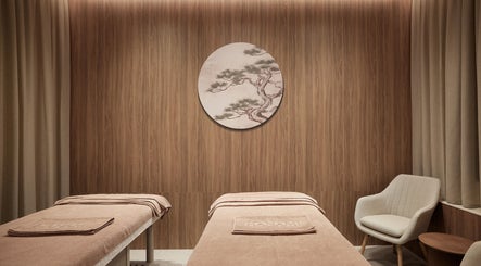 Cameră de masaj rafinată la Hanami Spa, București, București, RO, cu decor elegant și pat confortabil.