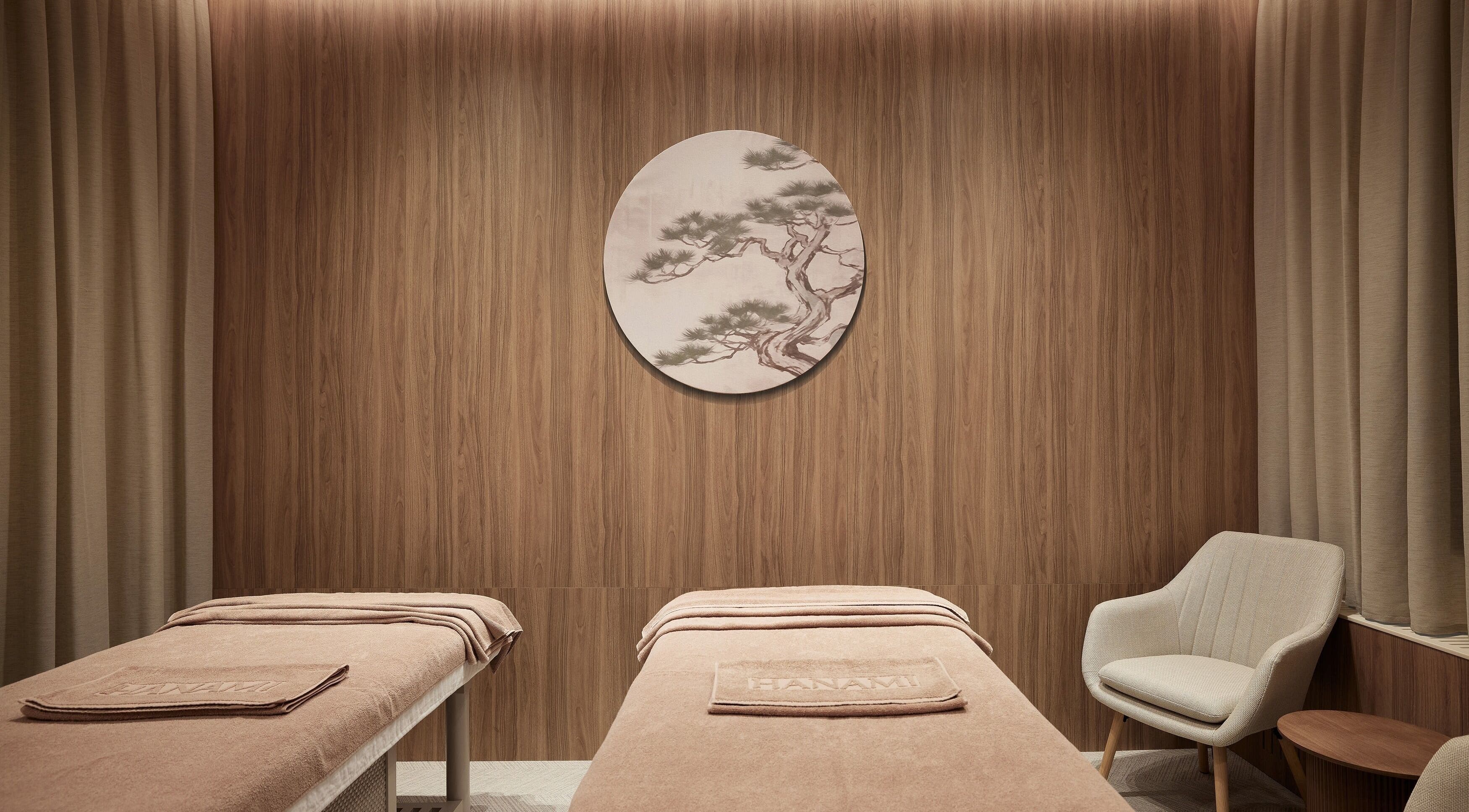 Sala de masaj elegantă la Hanami Spa, București, București, RO cu decor din lemn și masă confortabilă.