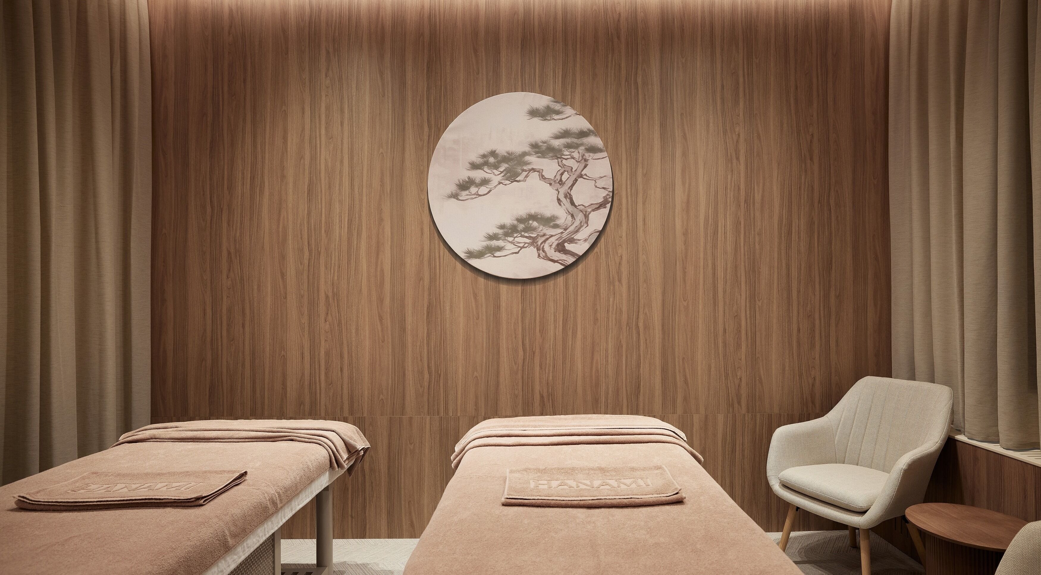 Sala de masaj elegantă la Hanami Spa, București, București, RO cu decor din lemn și masă confortabilă.