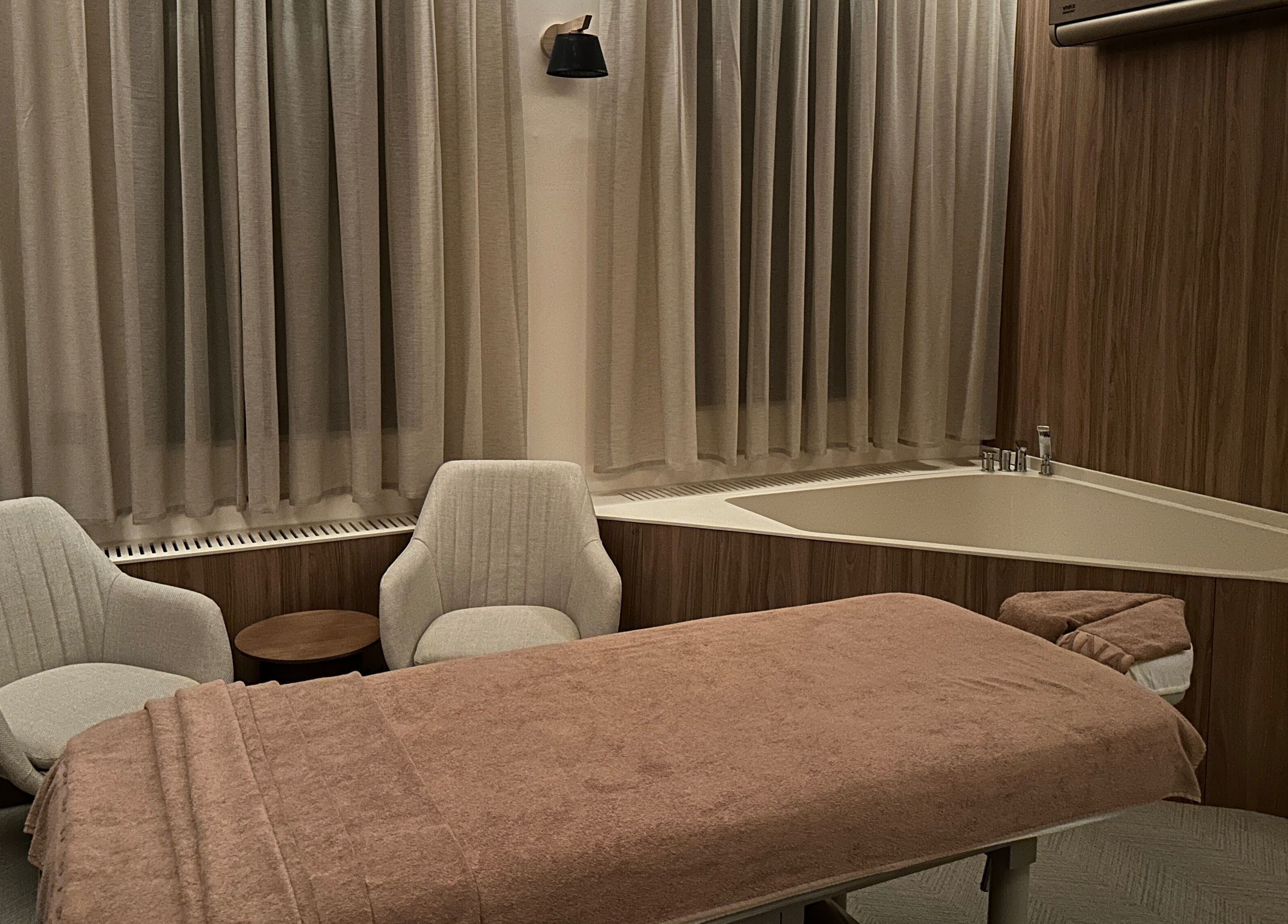 Camera de masaj Hanami Spa din București, București, RO cu pat și căzi de relaxare.