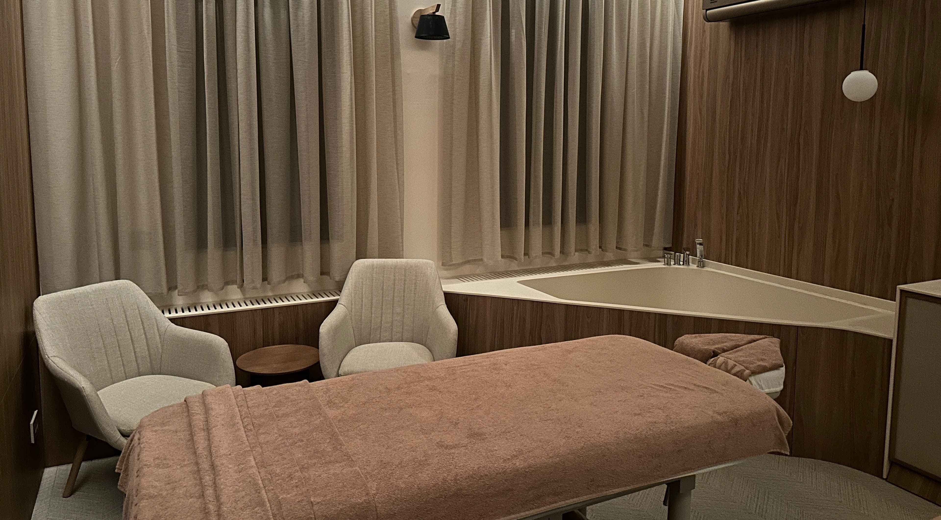 Camera de masaj Hanami Spa din București, București, RO cu pat și căzi de relaxare.