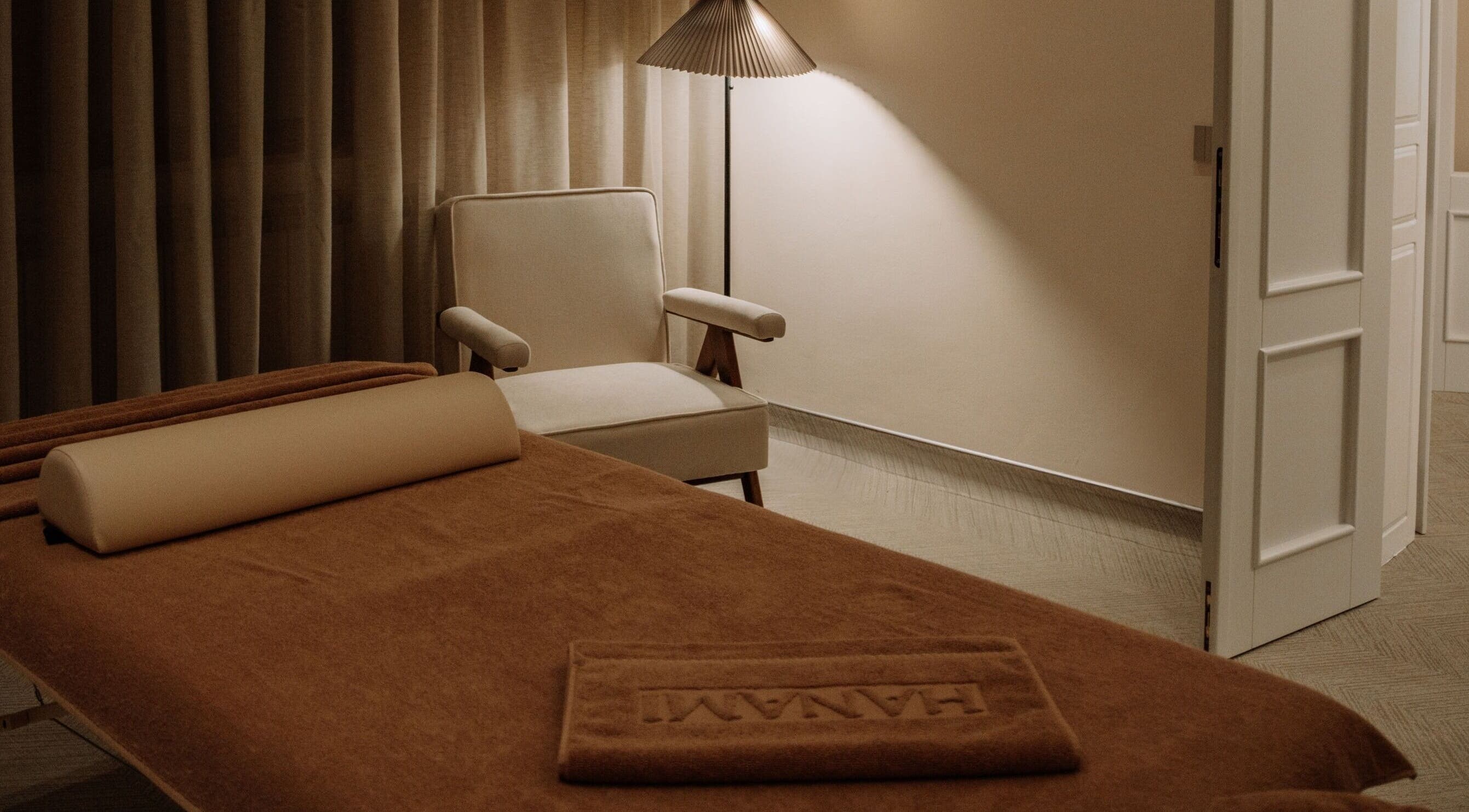 Cameră de masaj la Hanami Spa, București, București, RO, cu masă și fotoliu confortabil.