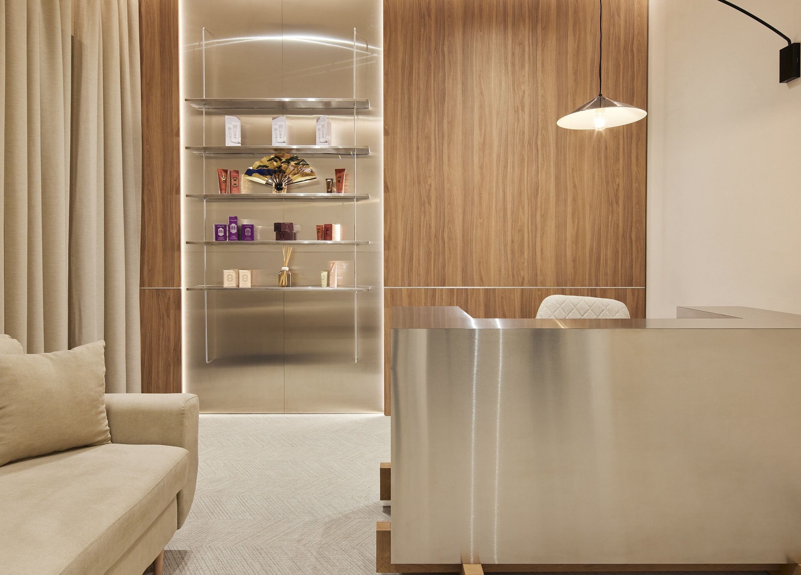 Recepția elegantă a Hanami Spa, București, București, RO cu iluminare modernă.