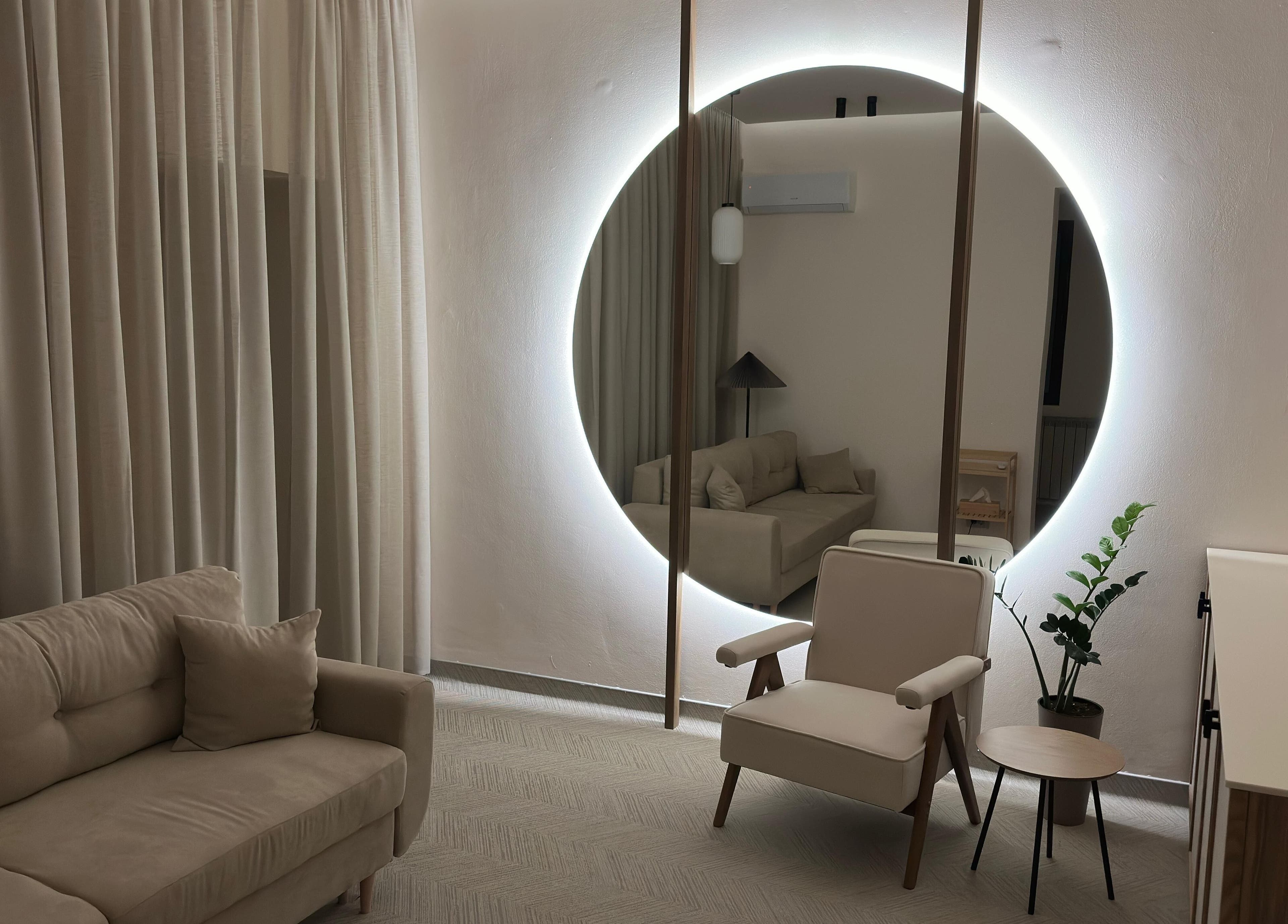Interior elegant la Hanami Spa, București, București, RO cu oglindă rotundă iluminată și mobilier confortabil.