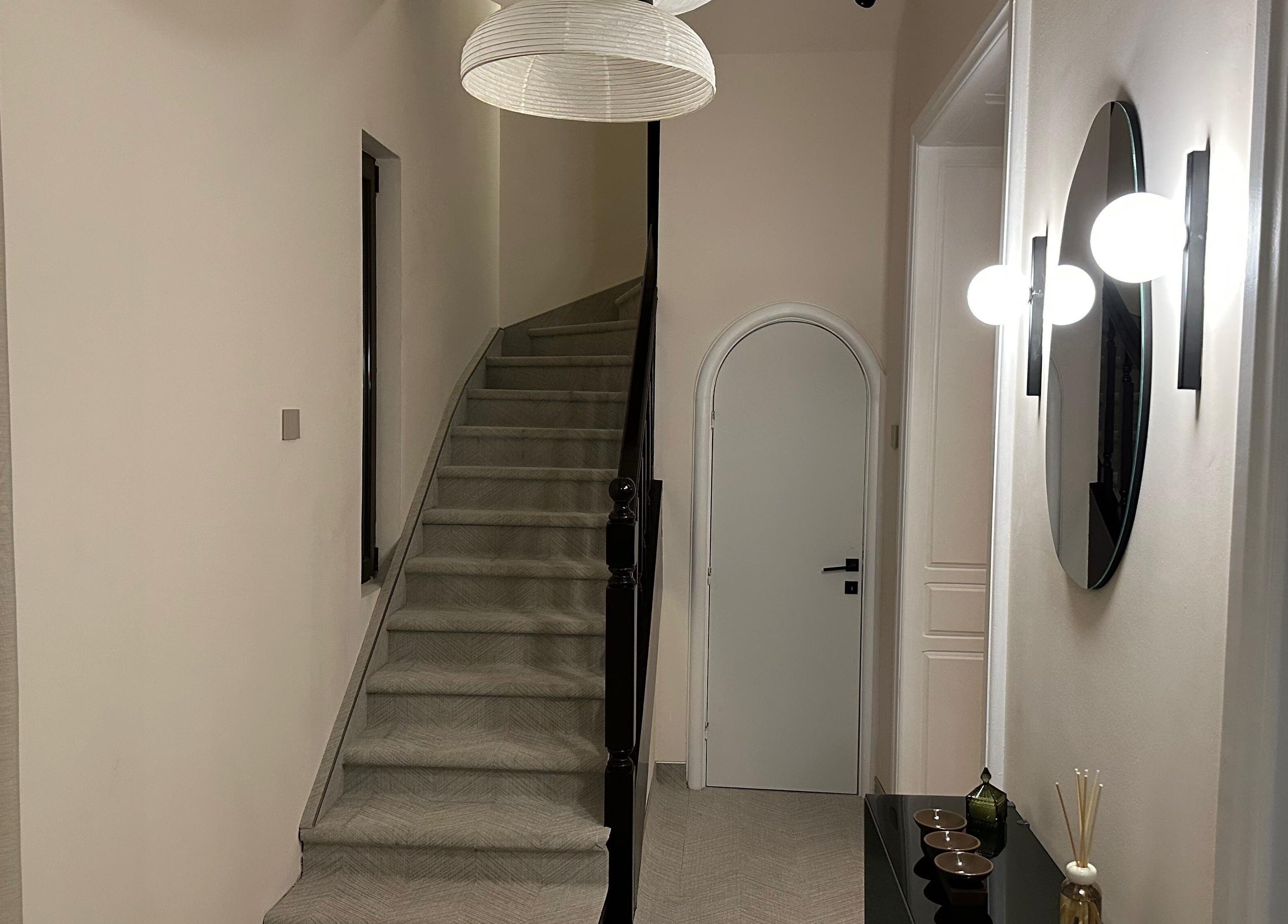 Intrare elegantă cu scări la Hanami Spa, București, București, RO, ambianță primitoare.