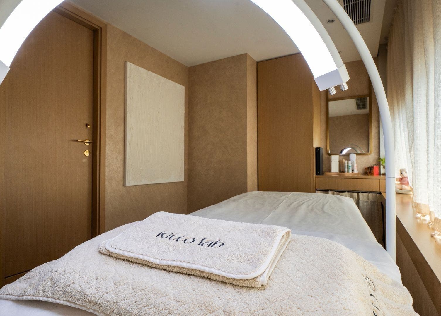 Kitto Lab Beauty 九龍, 九龍, HK 的温暖美容房间，带柔和灯光与舒适床铺。