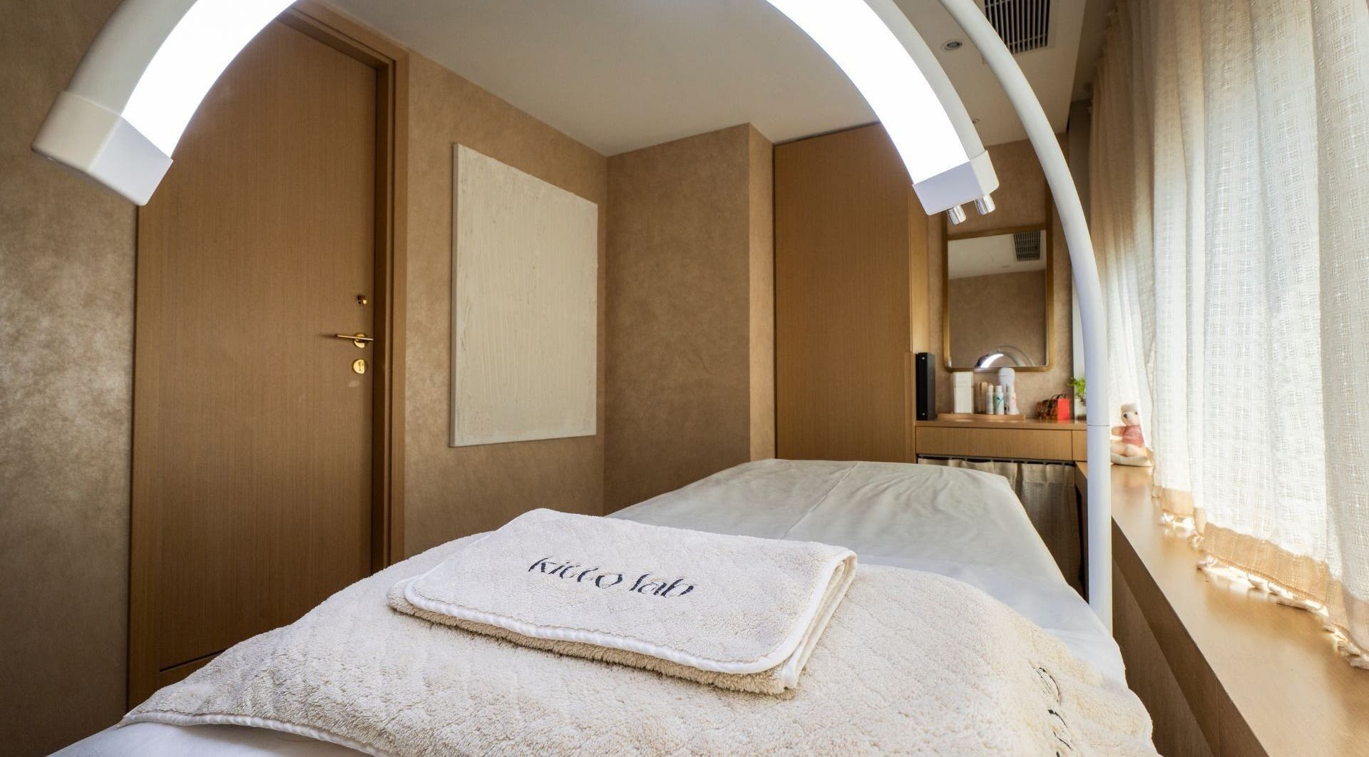 Kitto Lab Beauty 九龍, 九龍, HK 的温暖美容房间，带柔和灯光与舒适床铺。