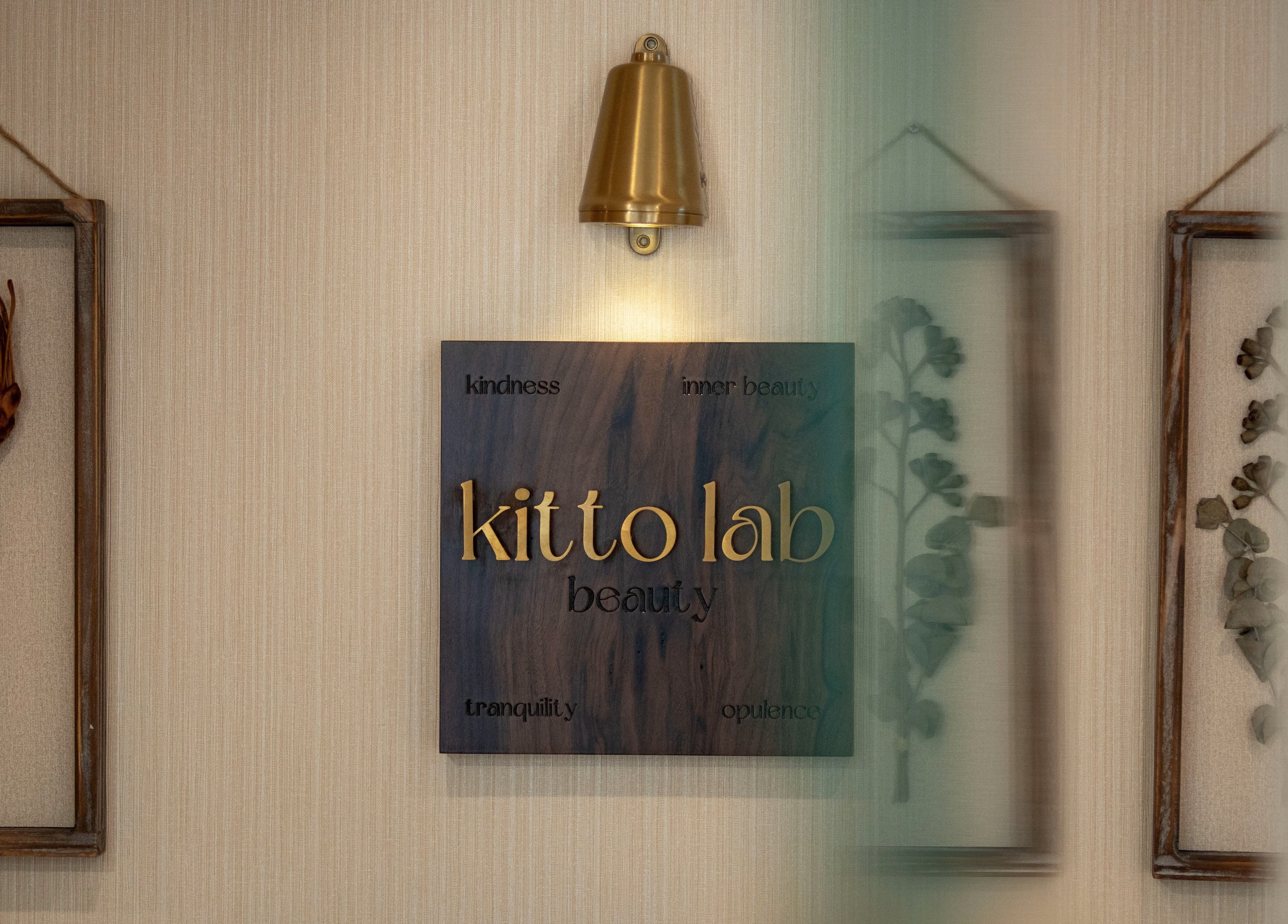 Kitto Lab Beauty 的木製標誌牌，位於九龍, 九龍, HK，四周懸掛自然裝飾。