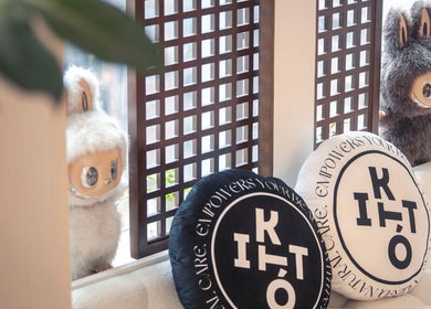 Kitto Lab Beauty坐墊與玩偶裝飾在九龍, 九龍, HK的溫馨氛圍。