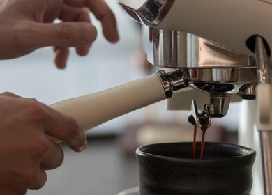 Kitto Lab Beauty 九龍, 九龍, HK 的咖啡机制作浓缩咖啡。