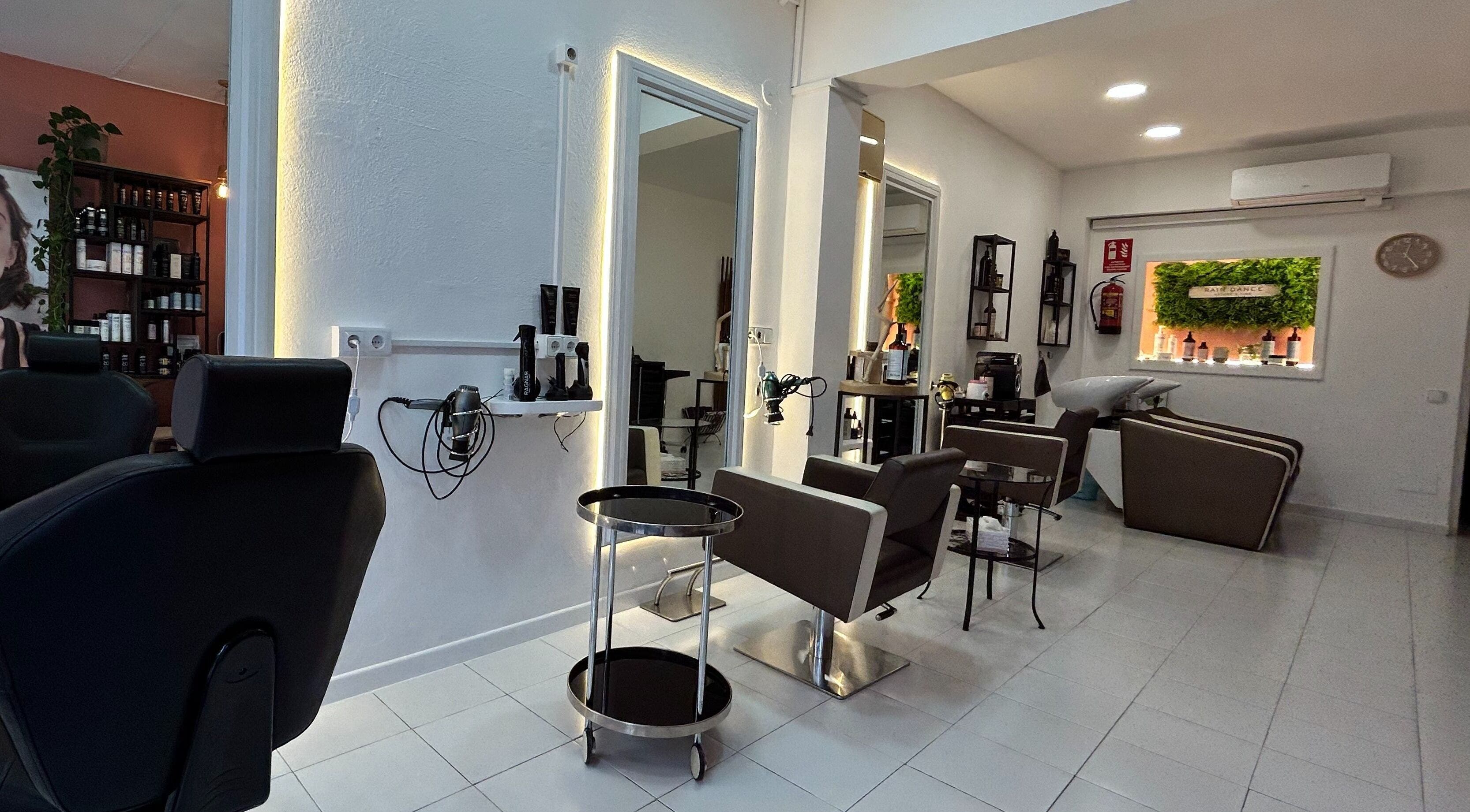 Interior moderno de Peluqueria y Estetica Paris en Santa Eulària Des Riu, Illes Balears, ES.