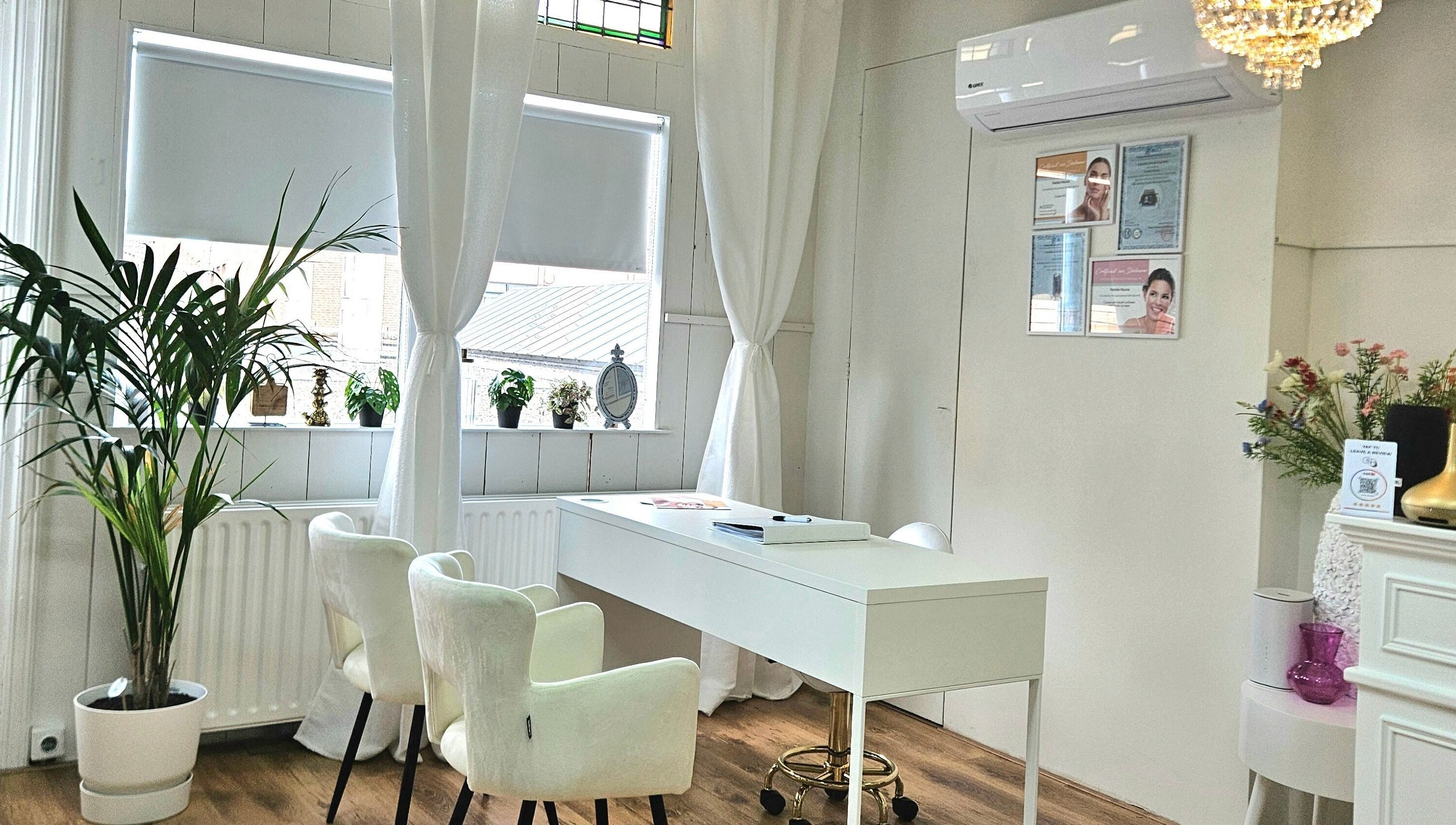 Rustige en elegante salonopstelling bij Skin & Lifting Nouna in Veghel, Noord-Brabant, NL.